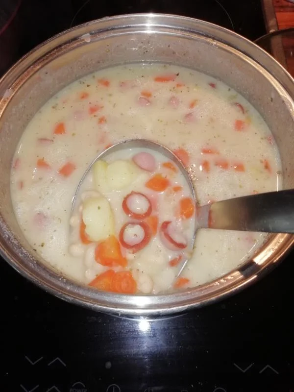 Fazolová polévka s párkem v hrnci