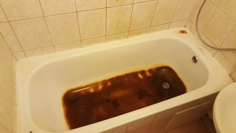 Koupelna s koupelnou potřebující renovaci