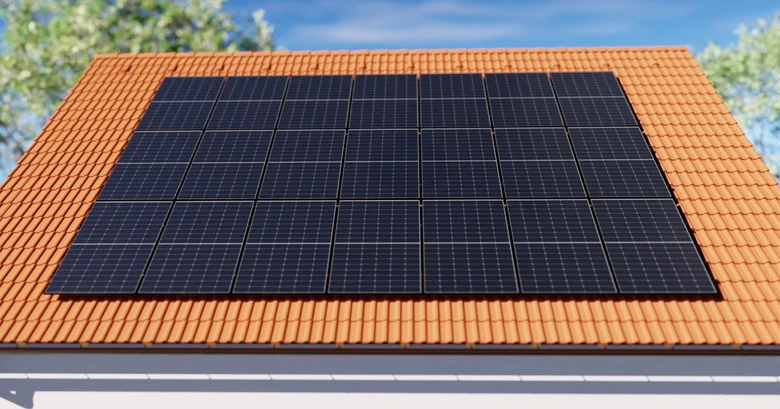 Fotovoltaické panely na střeše domu