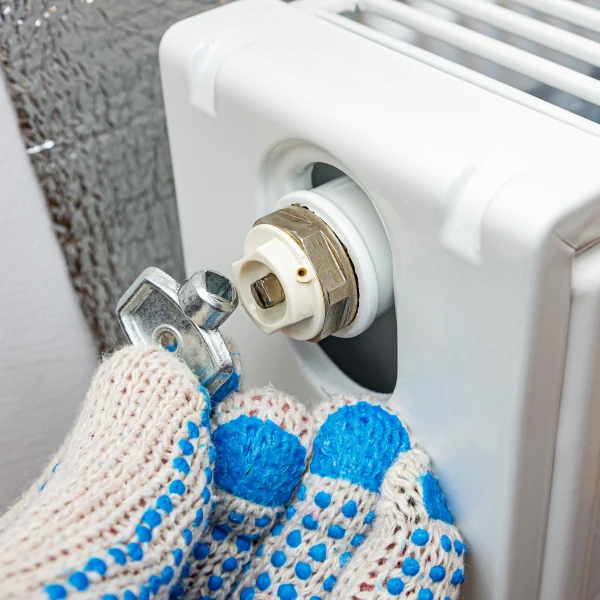 Rukavice při otevírání ventilu radiátoru