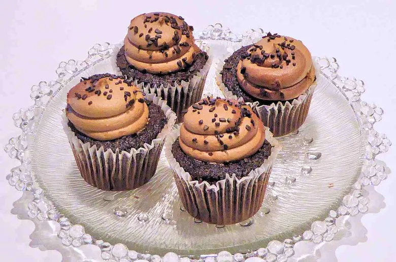Čokoládové cupcakes s krémem a šindelkami