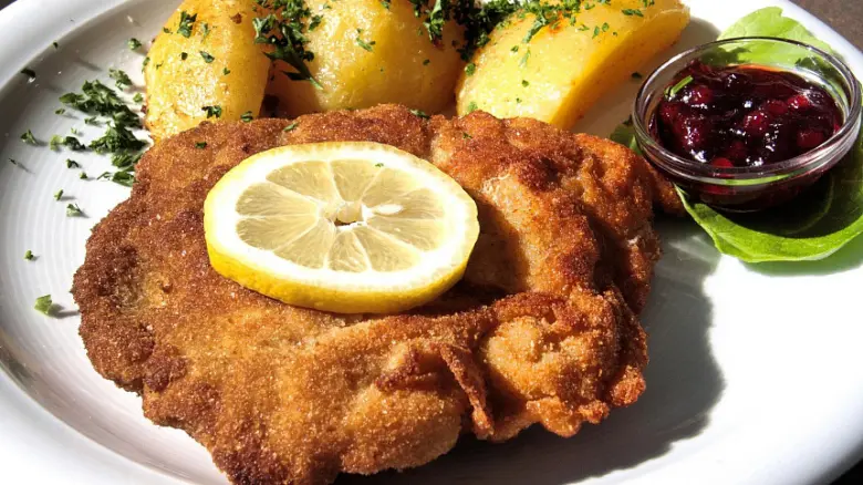 Hot Czech schnitzel s citronem, bramborami a omáčkou.