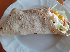 Bezlepková tortilla s náplní na talíři