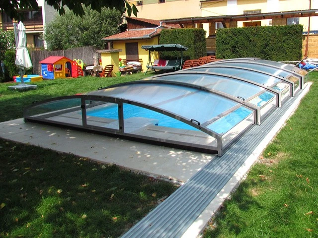 Zastřešený bazén v zahradě – výsledek svépomocí
