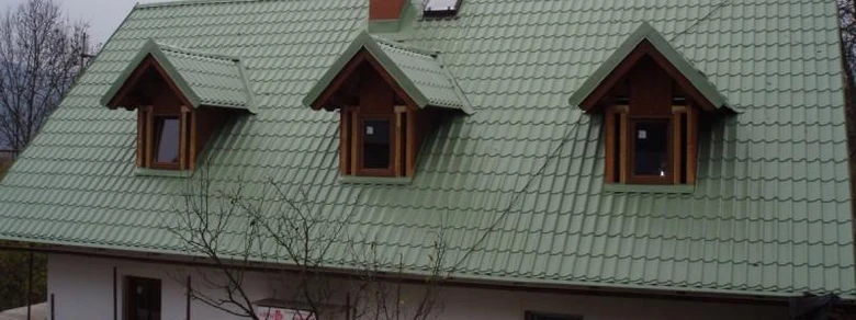 Střecha po rekonstrukci s dřevěnými okny