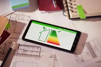 Smartphone zobrazující energetickou účinnost domu