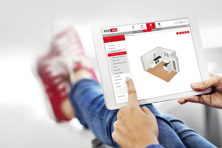 Osoba používá aplikaci na tabletu pro návrh kuchyně