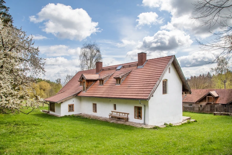 Novostavba domu s červenou střechou