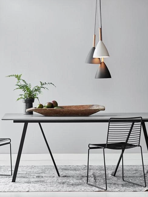Černá kuchyně s moderním designem a dřevěným nádobím.