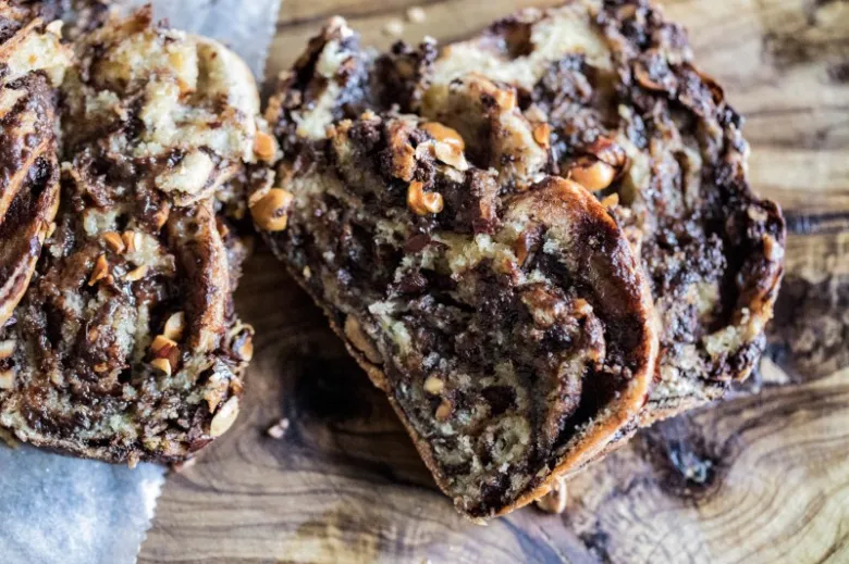 Čokoládová babka s ořechy po upečení