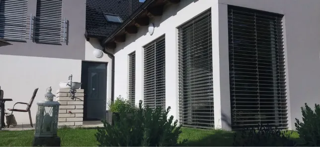 Venkovní žaluzie na bílém domě