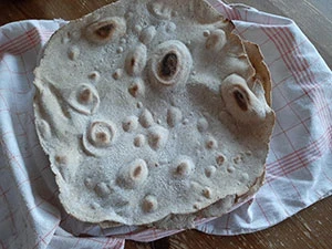 Bezlepková tortilla na utěrce, připravená k podání