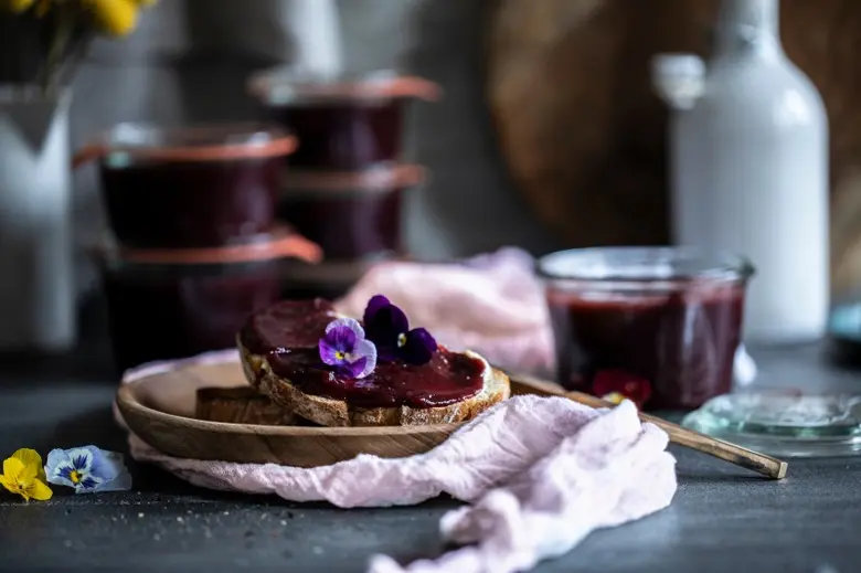 Švestková marmeláda na toastu s květem