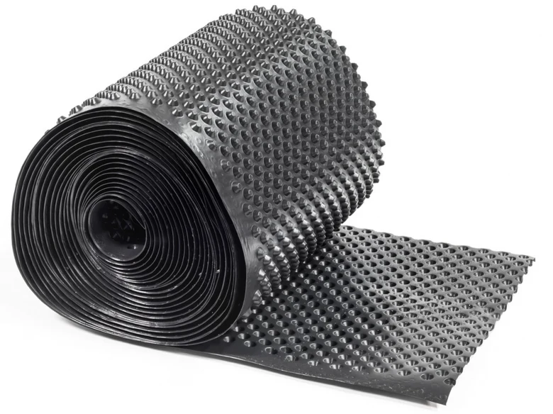 Role černého texturovaného gumového materiálu