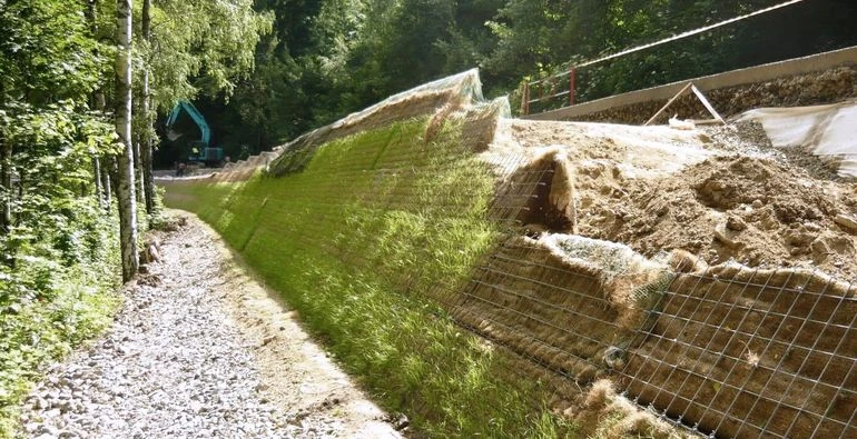 Zpevnění svahu pomocí gabionů a geotextilu na staveništi.