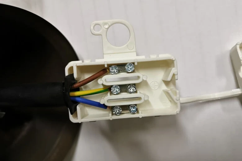 Připojení vodičů v elektrickém rozvaděči pro domácí osvětlení