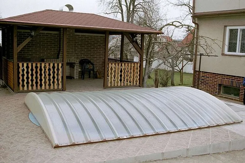 Samostatně zastřešený bazén s průhlednou pokrývkou
