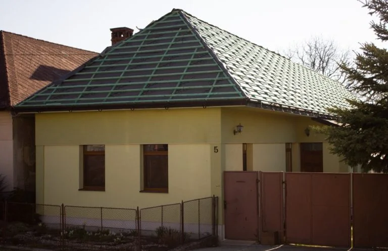 Dům s vazníkovou střechou zelené barvy