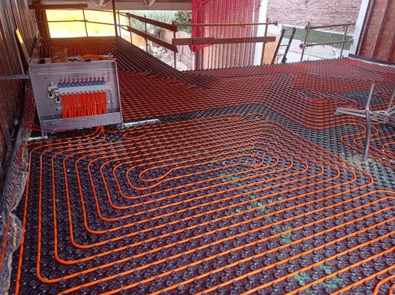 Instalace podlahového topení s potrubím