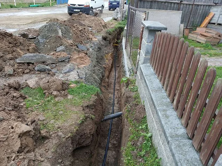 Trench pro vodovodní přípojku svépomocí