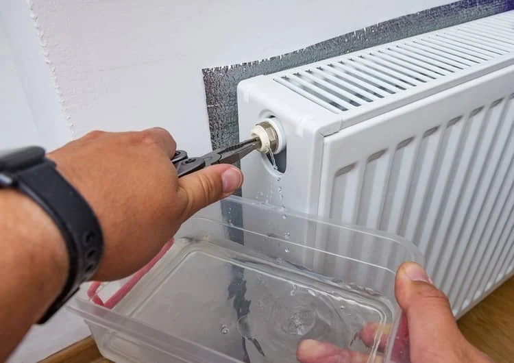 Odvzdušňování topení bez ventilu – odvádění vody z radiátoru