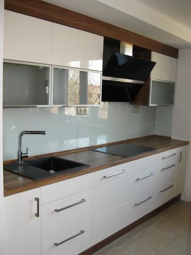 Kuchyňská linka s výraznou hloubkou a moderním designem