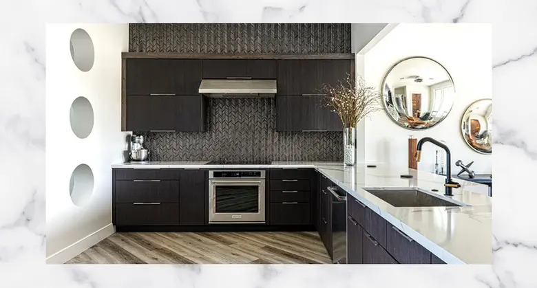 Černá kuchyně s tmavými skříněmi a moderním designem.