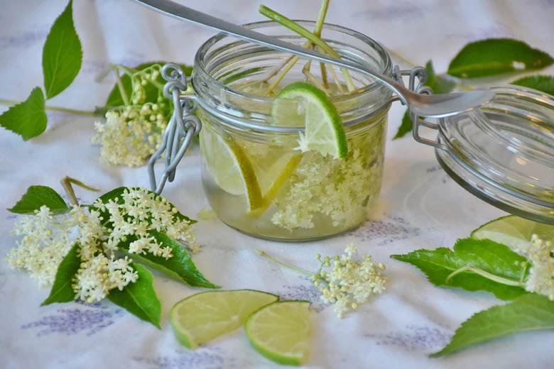 Domácí lipový sirup s citronem v skleněné nádobce