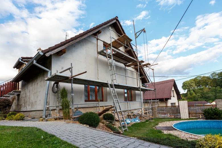 Dům v rekonstrukci s opěrnými konstrukcemi pro stavební povolení