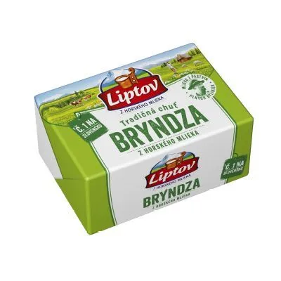 Zelený balený sýr bryndza značky Liptov na bílém pozadí.