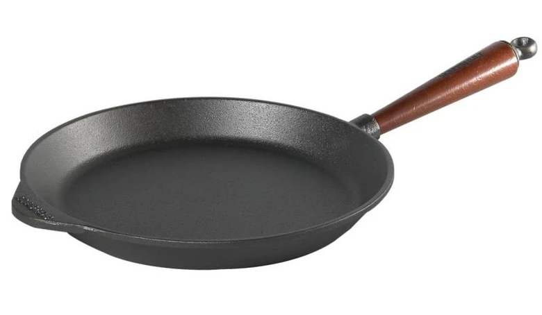 Černá kovová pánve na smažení s dřevěnou rukojetí