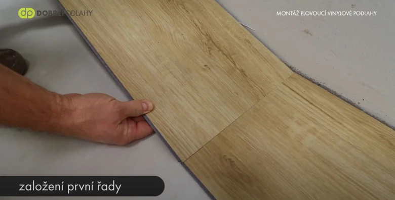 Montáž první řady vinylové podlahy