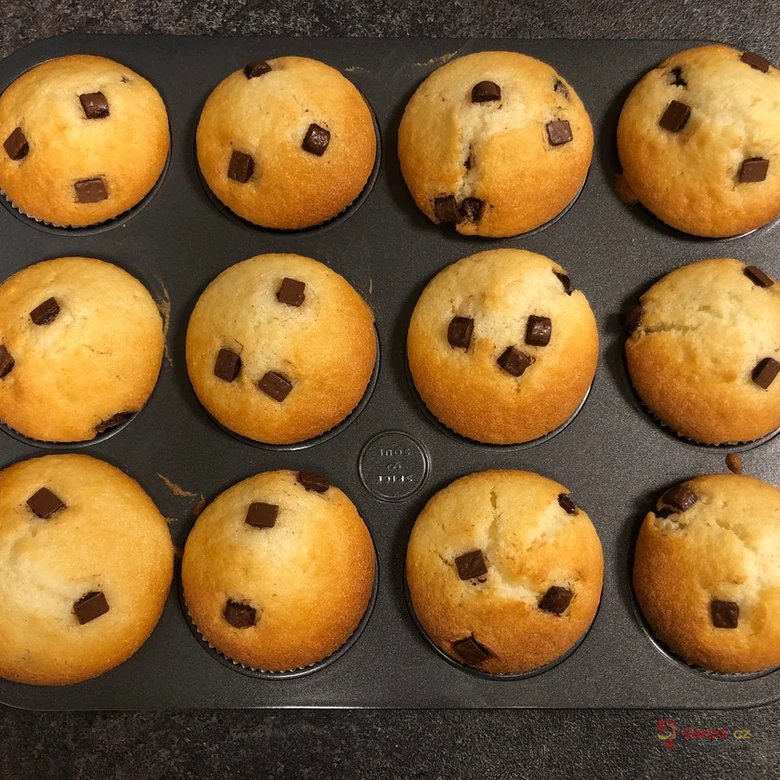 Čerstvé čokoládové muffiny v pekáči