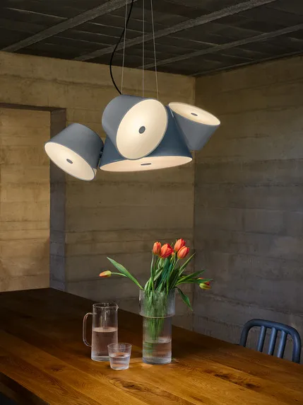 Modern světlý obývací pokoj s konkrétním designem