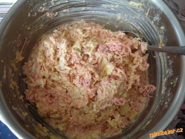 Míchané maso s cibulí pro domácí recept na lutenici