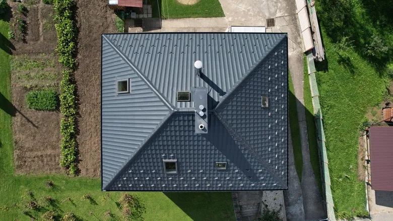 Pohled shora na plechovou střechu domu