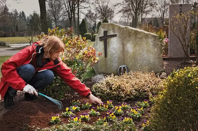 Osoba péče o květiny na hrobě