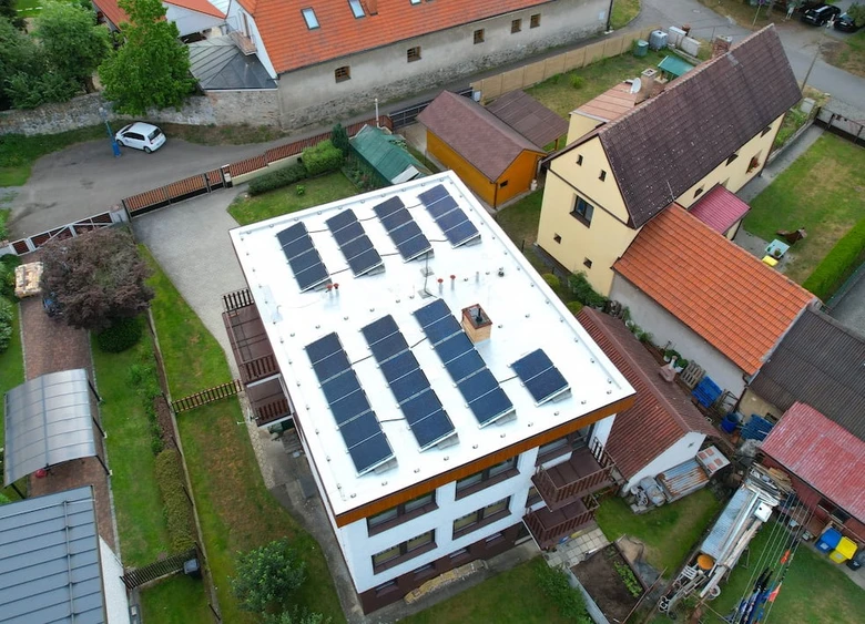 Dům s fotovoltaickými panely na střeše
