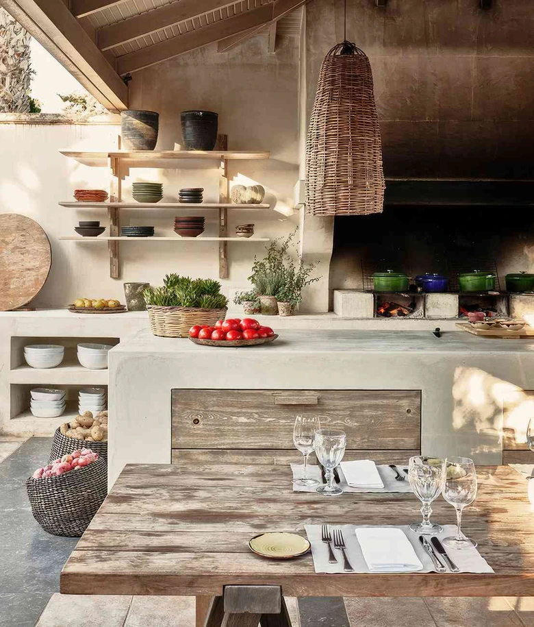 Boho styl kuchyně venku s dřevěným stolkem
