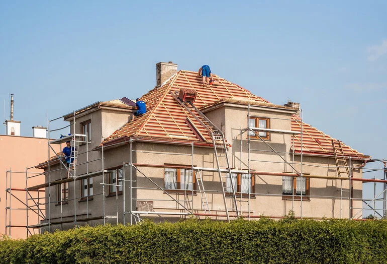 Rekonstrukce střechy – dělníci instalují nové tašky