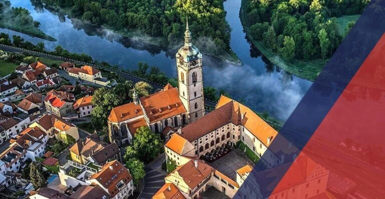 Pohled na historické město s kostelem Karla IV