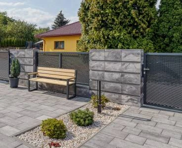 Čistá zámková dlažba v zahradě s lavičkou
