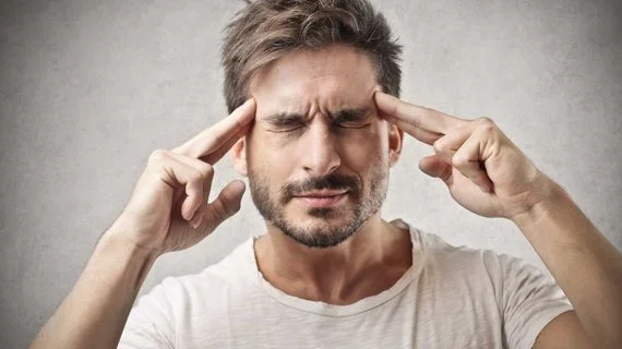 Muž s bolestí hlavy, příznak ADHD