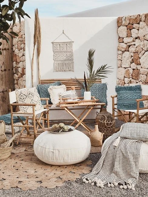 Boho styl venkovního bydlení s dřevěnými židlemi a textilními dekoracemi