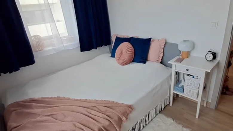 Malý pokoj s dekorací a útulným ložným prostředím