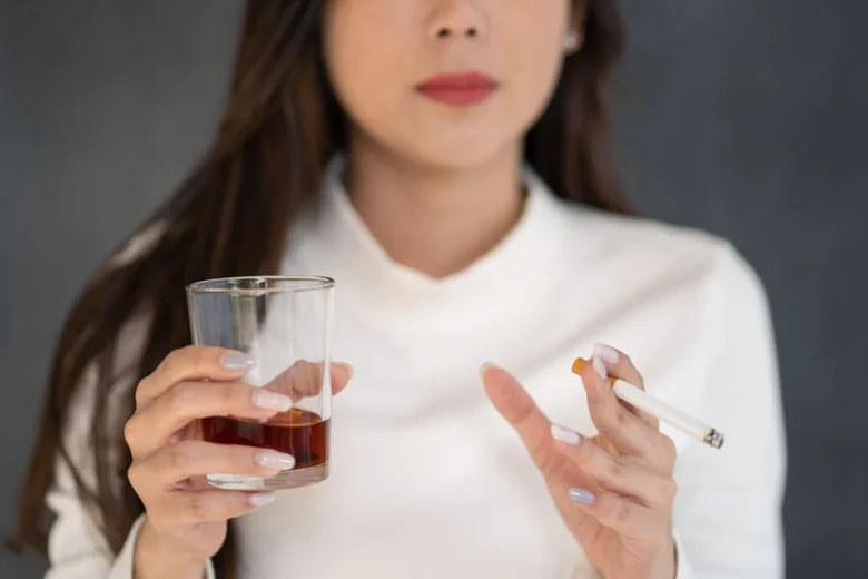 Žena s cigaretou a sklenicí - zdroje toxinů pro plíce