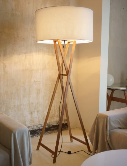 Modernní lampa v obývacím pokoji s dostatkem světla