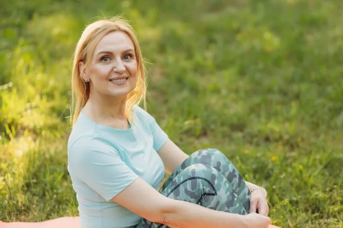 Žena sedící na trávě, zdravý životní styl