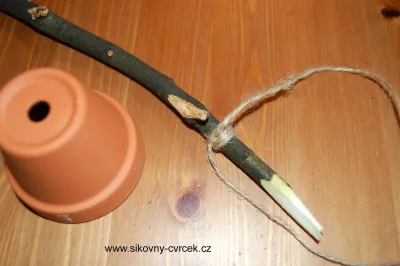 Krmítko z květináče s větví a provazem