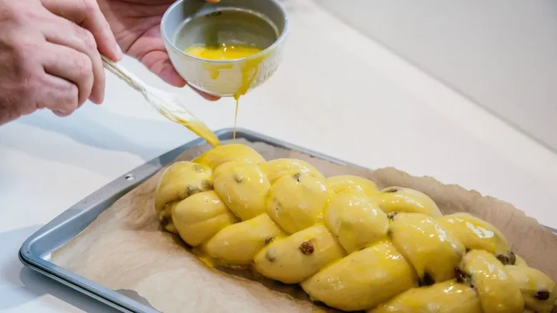 Rozpírá se vánoční chlebíček s vajíčkovou omáčkou